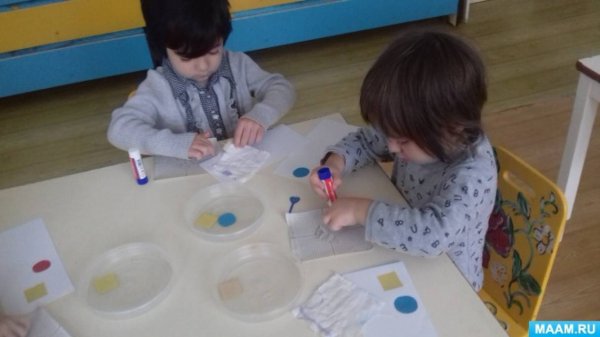 Аппликация в младшей группе шарики и кубики