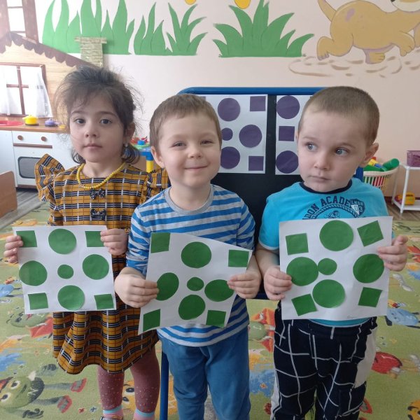 Аппликация в младшей группе шарики и кубики