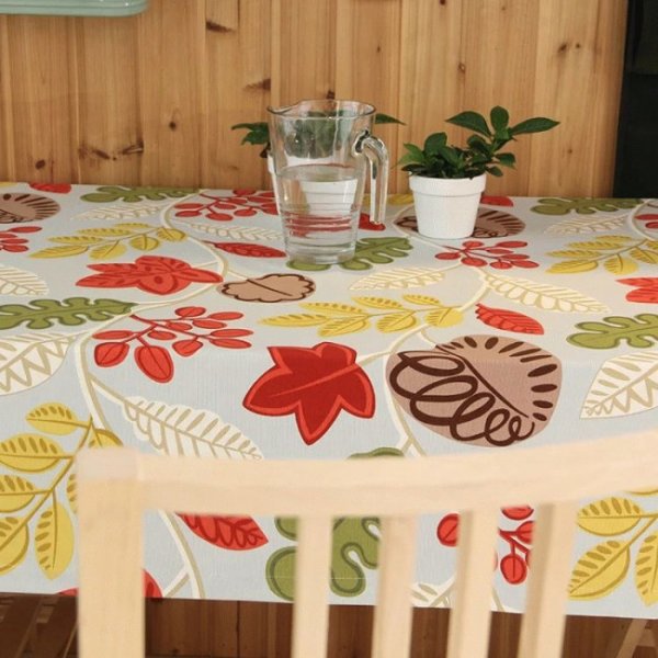 Цветная скатерть на столе
