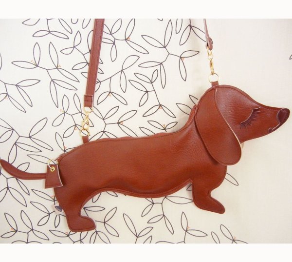 Сумка в виде таксы из кожи