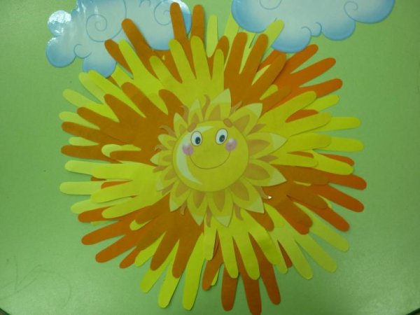 Солнышко из ладошек детей