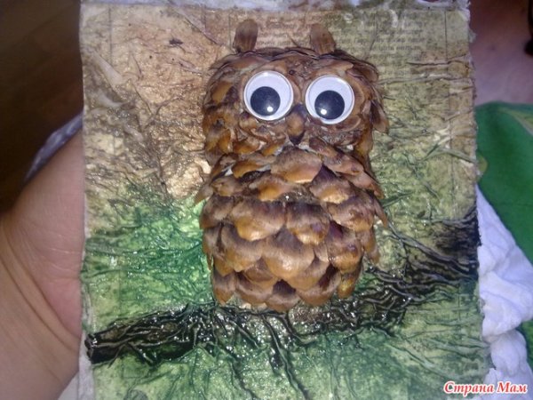 Панно из чешуек шишек