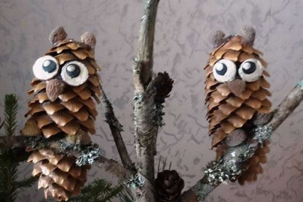 Поделка из еловой шишки