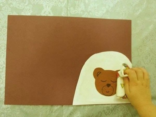 Медведь спит в берлоге аппликация