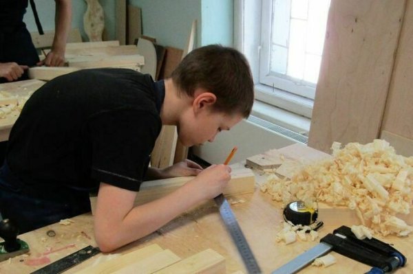 Столяр строгает