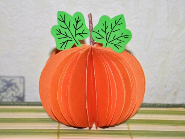 Тыква из цветной бумаги