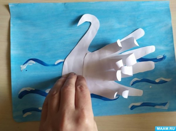 Поделка лебедь из бумаги ладошки