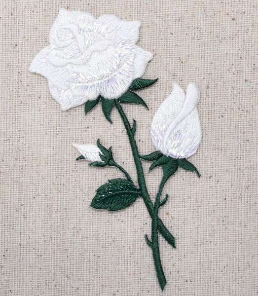 Вышитые розы гладью на ткани