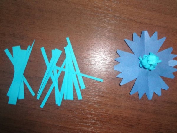 Аппликация Василек старшая группа