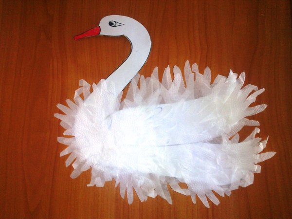 Поделка из бумаги из ладошки лебедь