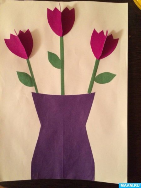 Ваза с цветами из цветной бумаги