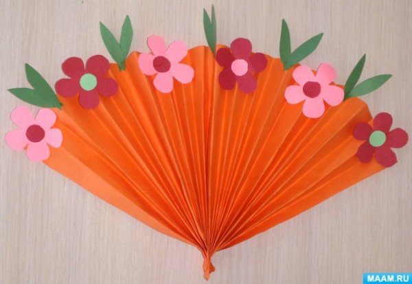 Веер с цветами из бумаги