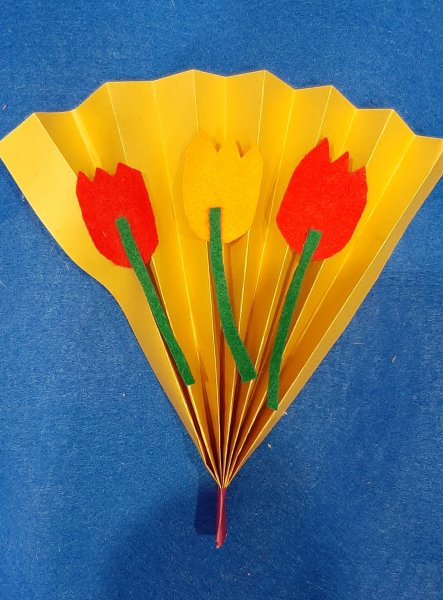 Веер с тюльпанами для мамы поделка