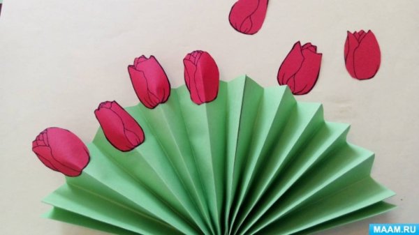 Веер с цветами из бумаги