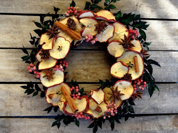 Венки из сухофруктов