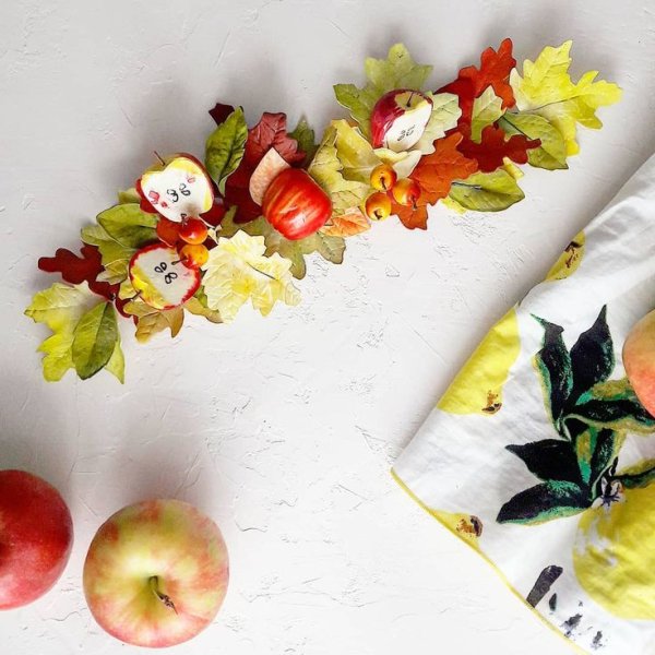 Праздничный венок из яблок