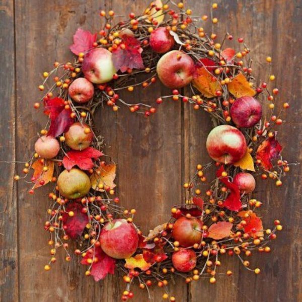 Осенний венок с яблоками