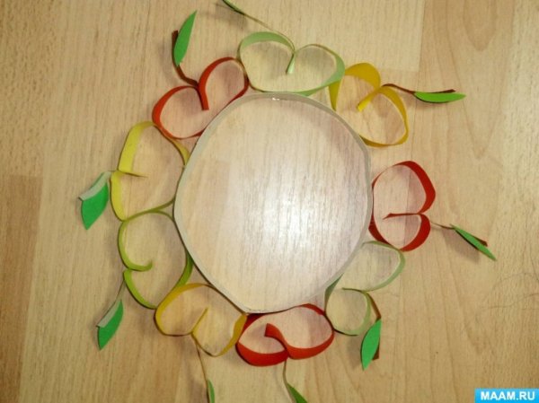 Венок из яблок на яблочный спас