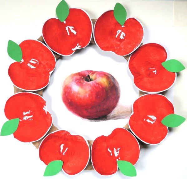 Венок из яблоневых листьев и яблочек