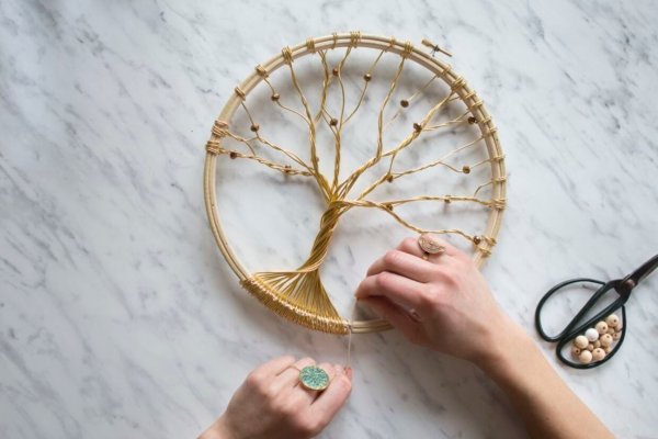 Дерево в круге из ниток