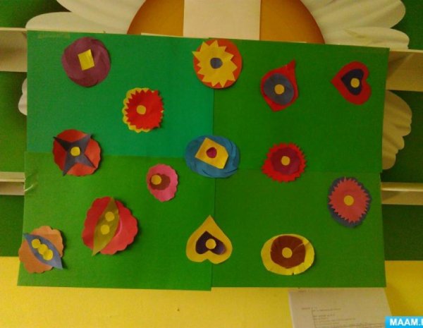 Коллективная аппликация Цветочная Поляна в средней группе