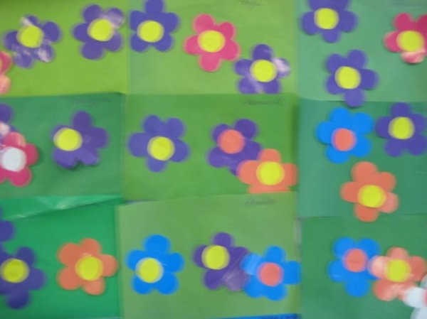 Аппликация цветы младшая группа