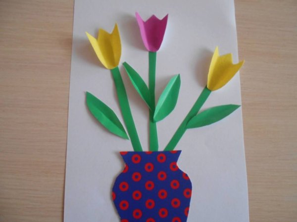 Ваза с цветами из цветной бумаги