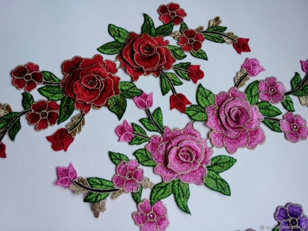 Вышивка цветов на ткани