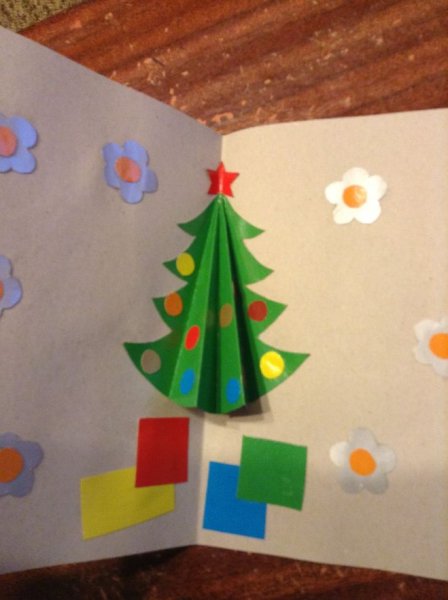 Открытка на новый год с елочкой внутри