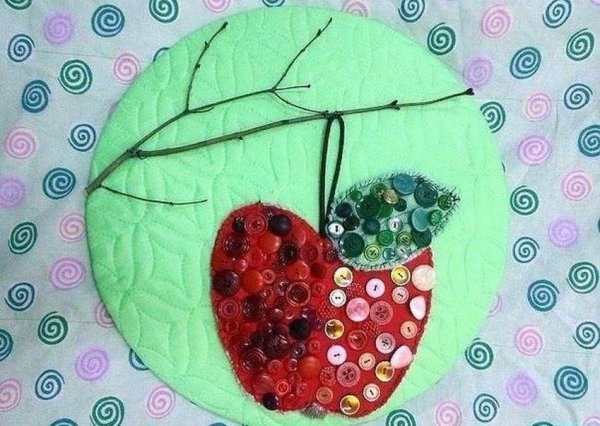 Яблоко из пуговиц