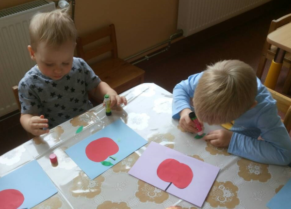 Яблоко с листочком аппликация младшая группа