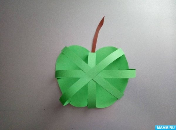 Яблоко в технике аппликация с полосками