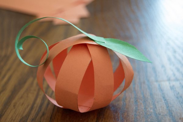 Тыква из полосок бумаги для детей