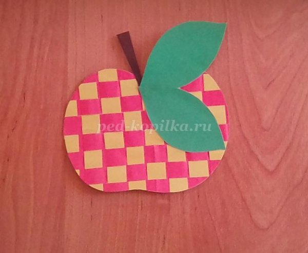 Плетение из бумаги яблоко