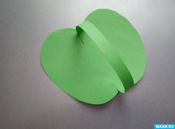 Поделка яблоко из блестящей бумаги с вырезом для фото