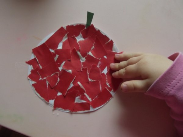 Аппликация из рваной бумаги яблоко