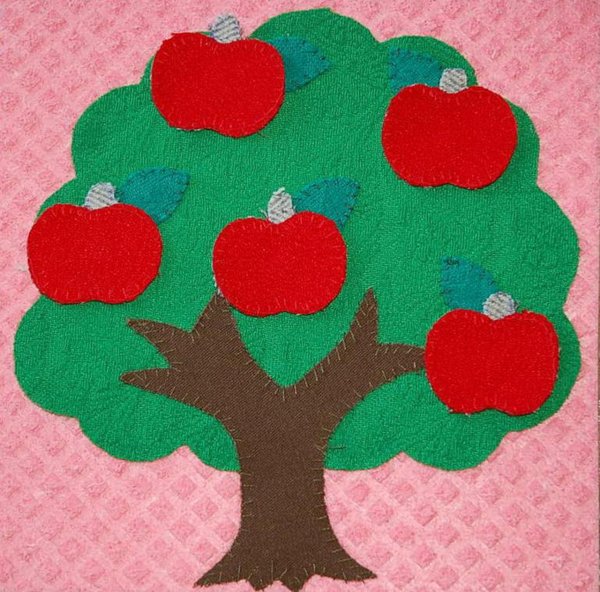 Аппликация из ткани дерево