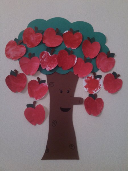 Дерево с яблоками из цветной бумаги