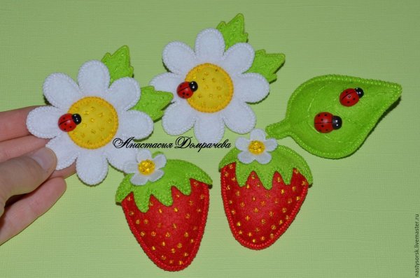 Ягоды из фетра