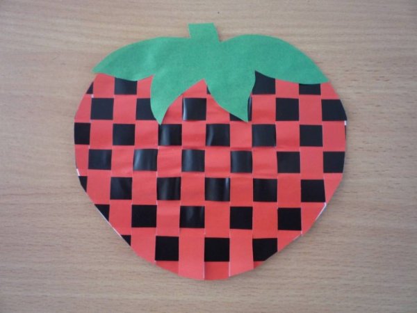 Плетеный коврик из бумаги