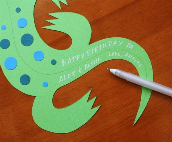 Ящерица из цветной бумаги