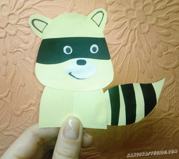 Подделка из цветной бумаги енот