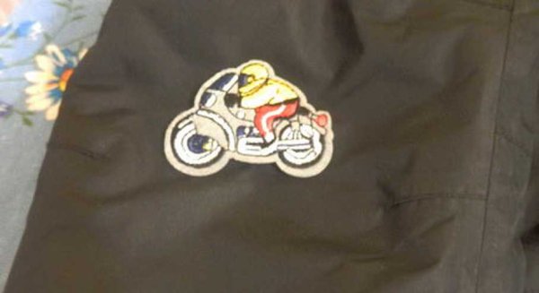 Наклейка на дырку на куртке