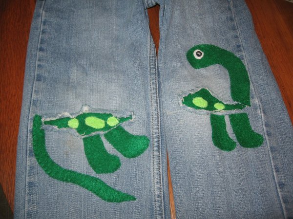 Заплатка на трикотажных штанах