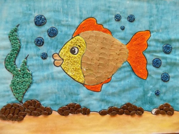 Панно из крупы Золотая рыбка
