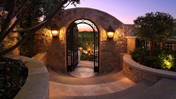 Светильники во дворе частного дома