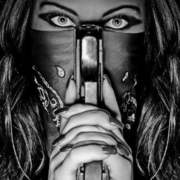 Девушка в маске с пистолетом