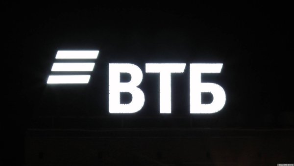 Логотип ВТБ на черном фоне