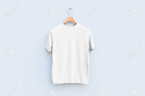 Футболка белая висит
