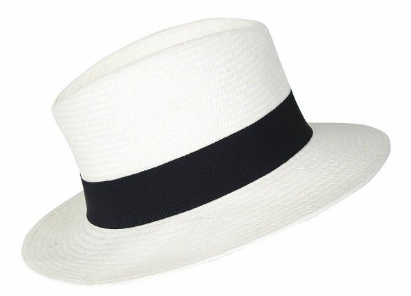 Белая шляпа на белом фоне